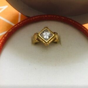 Elegant Vintage Ring with Silver Gemstone